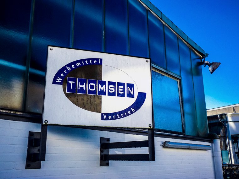 Firmenschild des Kieler Werbemittelvertriebs Thomsen